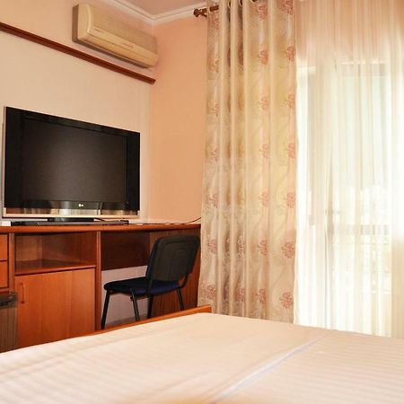 Lugano Hotel ティラナ エクステリア 写真