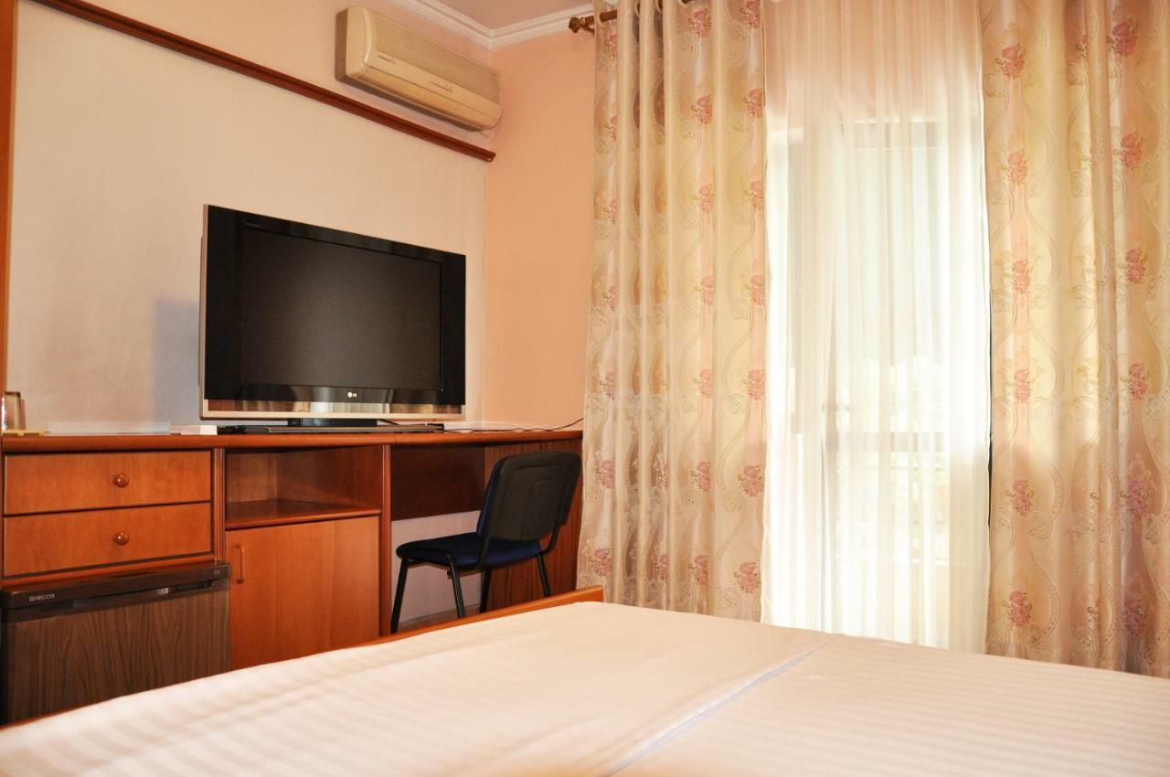 Lugano Hotel ティラナ エクステリア 写真